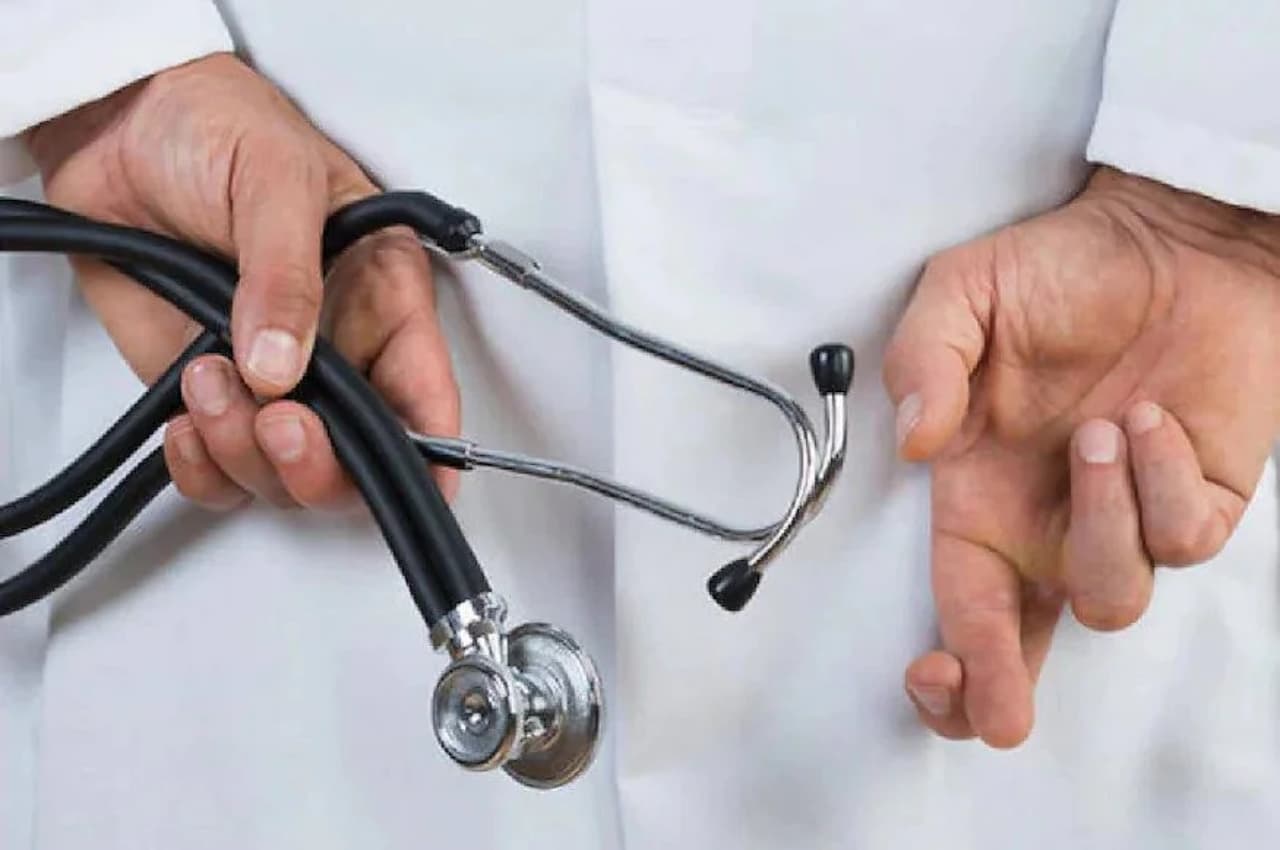 शर्मनाक: झोलाछाप डॉक्टर की वजह से गई गर्भवती युवती की जान, 12वीं पास युवक ने ट्रॉयल के लिए किया था गर्भपात