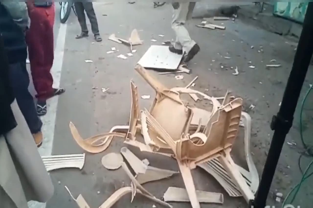 Rampur By-Election: पोलिंग बूथ पर कुर्सियां तोड़ने का आरोप, SP कार्यकर्ताओं ने Video जारी करते हुए किया ये दावा