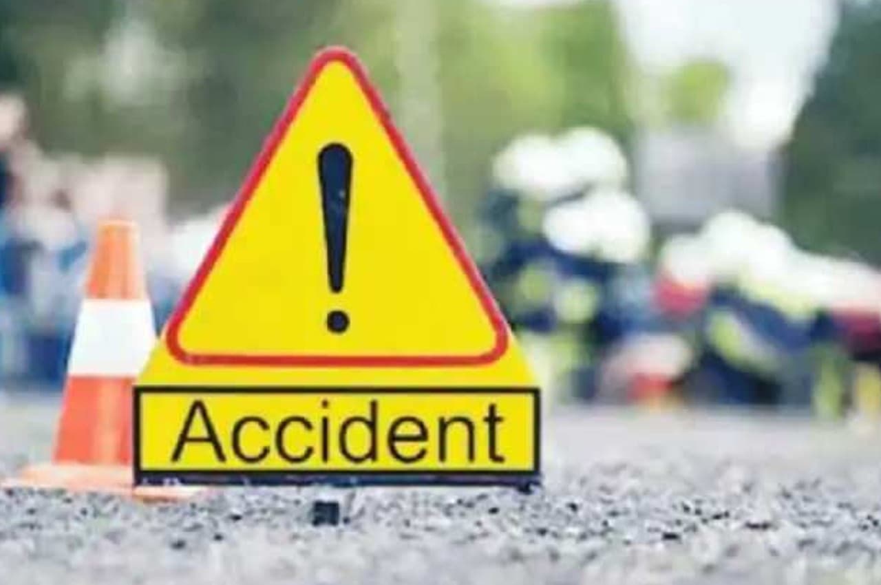 Munger News: पिकअप वैन पलटने से 25 मजदूर घायल, घटना के बाद ड्राइवर फरार