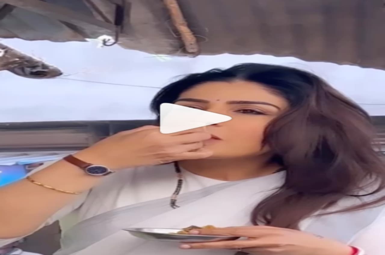 Video: भोपाल में दिखा रवीना टंडन का अलग अंदाज, साड़ी पहनकर स्कूटी से घूमी, समोसे का चखा स्वाद