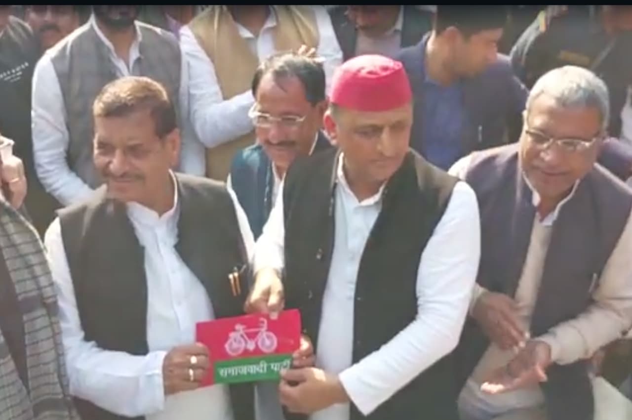 मैनपुरी उपचुनाव के बीच शिवपाल और अखिलेश यादव में हुई सुलह, प्रसपा का समाजवादी पार्टी में विलय
