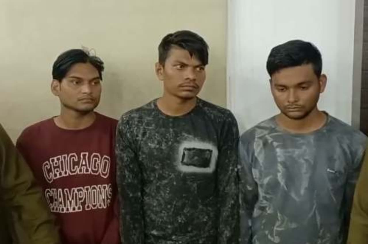 अंबिकापुर में ठगी करने वाले गिरोह का पर्दाफाश, होटल में छिपे 3 संदिग्ध गिरफ्तार, 120 ATM कार्ड बरामद
