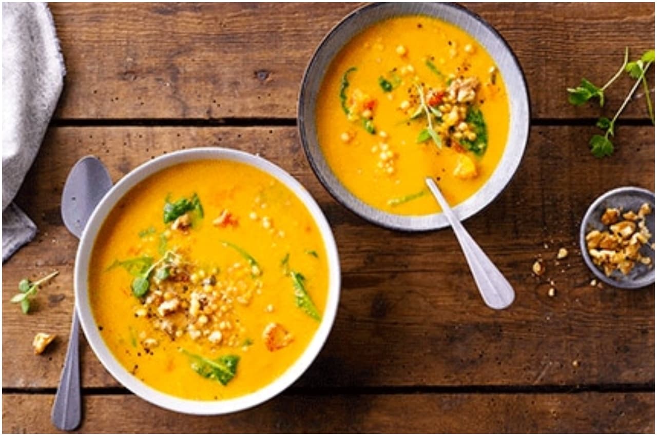 Turmeric Spinach Soup Recipe: चाय नहीं, सर्दी में पीएं हल्दी-पालक का सूप! सेहत के लिए है बेहद फायदेमंद