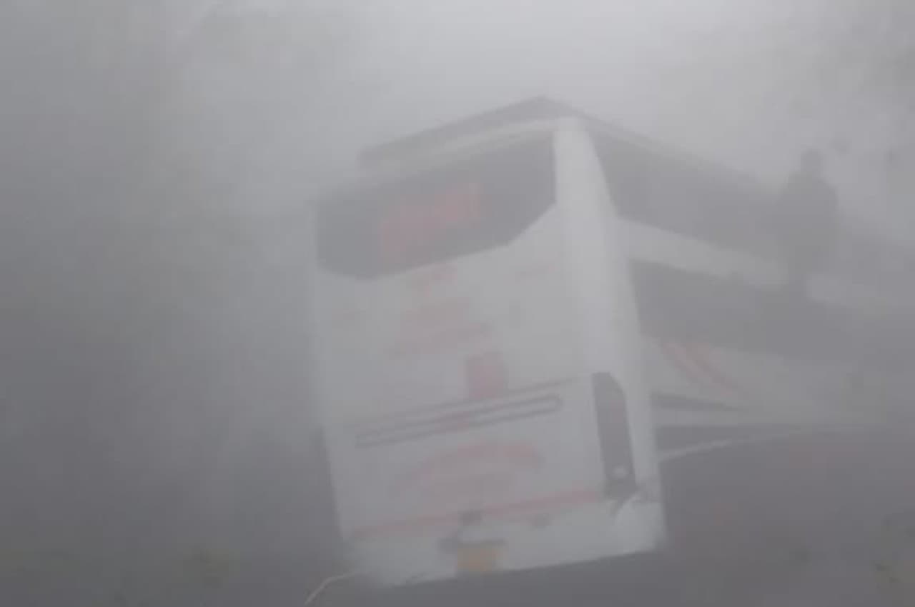 UP Accident News: नोएडा के दनकौर में कंटेनर से हुई बस की टक्कर, एक यात्री की मौत, 10 घायल