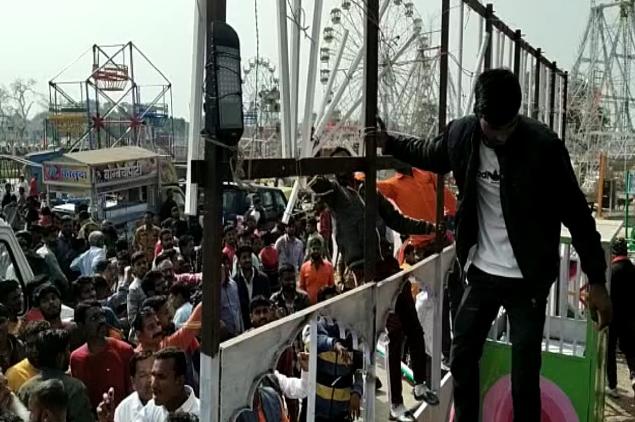 Ujjain Crime News: कार्तिक मेले में युवक की हत्या मामले में मचा बवाल, झूलों में तोड़फोड़, धर्म विशेष के 5 आरोपी गिरफ्तार