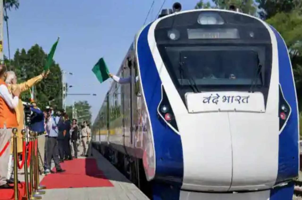 छत्तीसगढ़ में 'वंदेभारत' का भव्य स्वागत,  नागपुर में PM मोदी ने हरी झंडी दिखाकर किया था रवाना