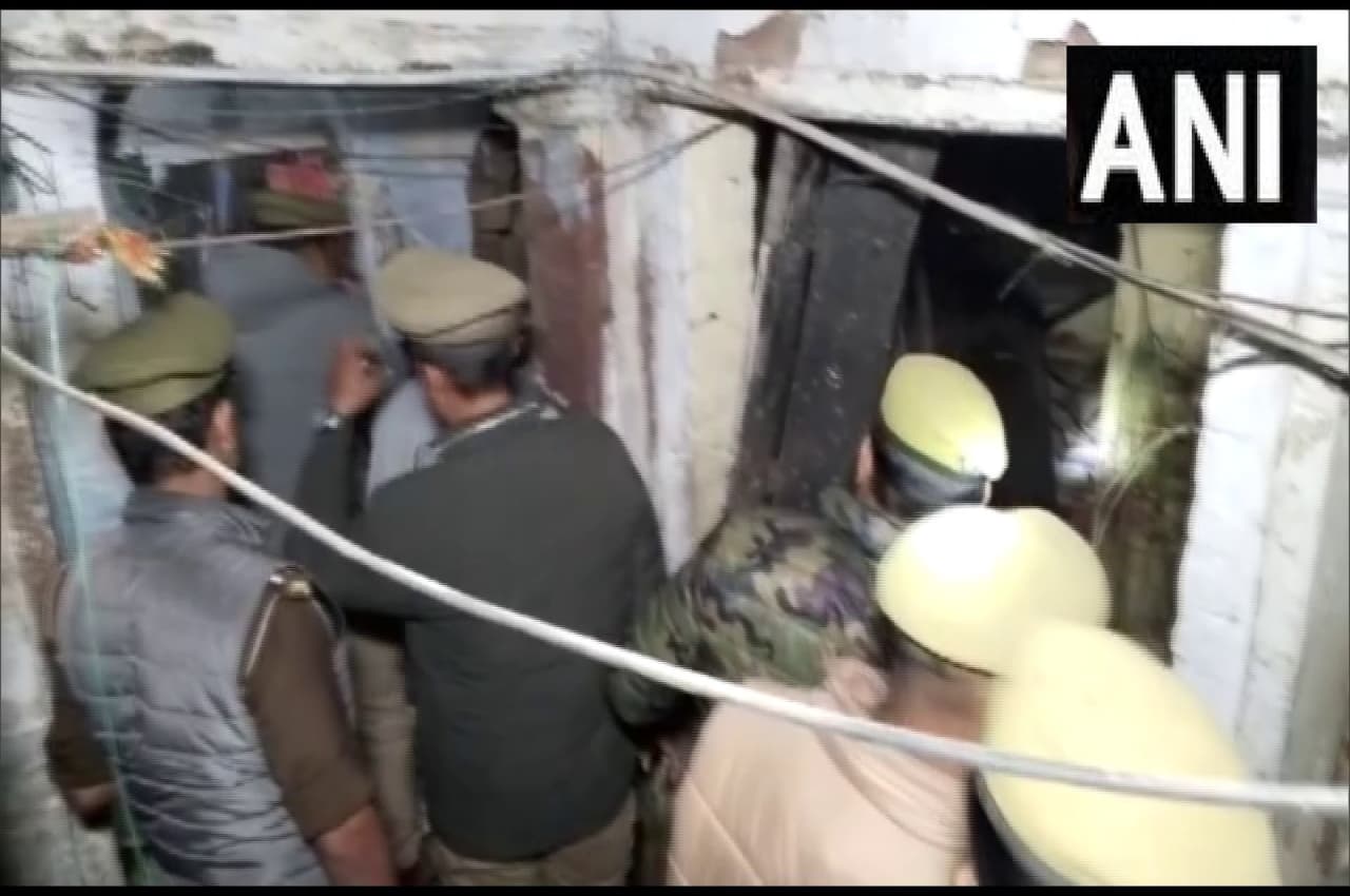 वाराणसी में सिलेंडर फटने से मकान की छत उड़ी, मलबे में दबा परिवार, महिला की मौत