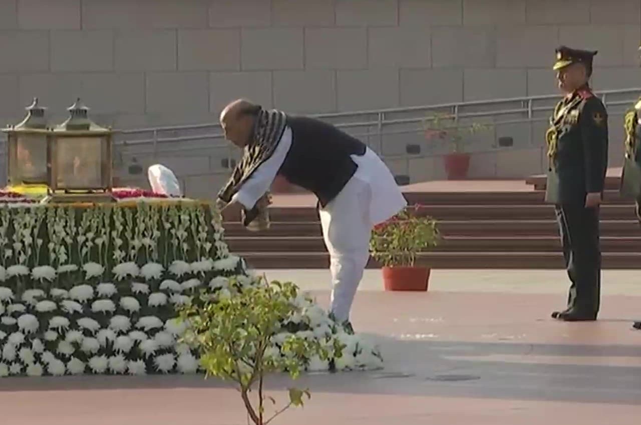 Vijay Diwas 2022: रक्षा मंत्री राजनाथ सिंह ने विजय दिवस पर राष्ट्रीय युद्ध स्मारक पहुंचे, माल्यार्पण किया