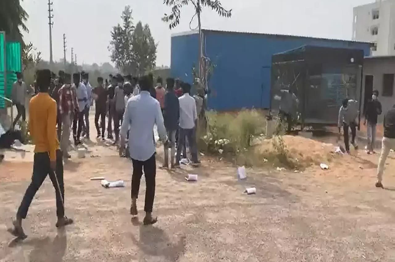 Video: तेलंगाना में घर में घुसकर महिला डॉक्टर को उठा ले गए 100 से ज्यादा बदमाश, परिजनों को पीटा