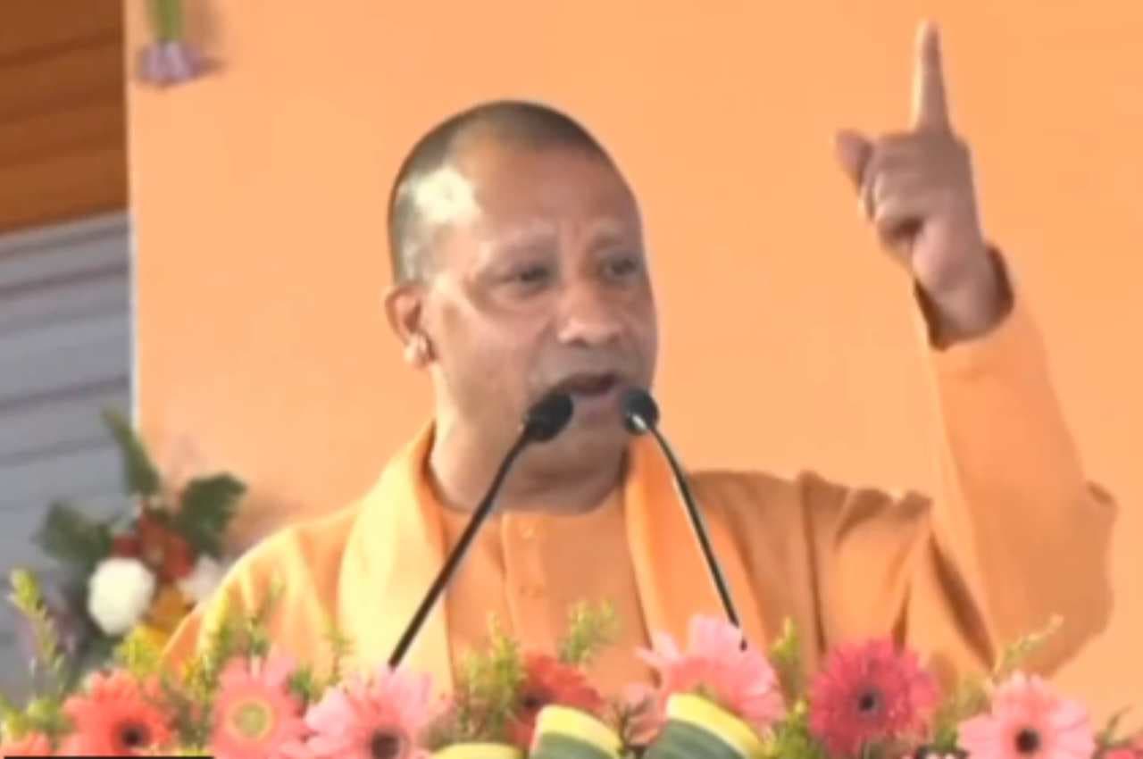 'बहन-बेटी को छेड़ा तो चौराहे पर ठोक देगी पुलिस' CM योगी आदित्यनाथ ने बदमाशों को दी चेतावनी
