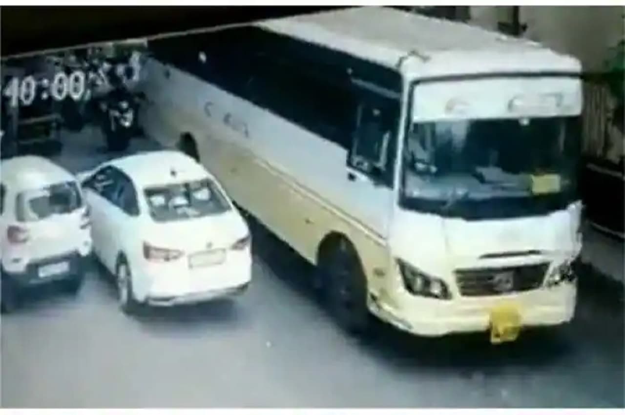 Viral Video: आगे आए शख्स पर चढ़ गई बस, भीड़भाड़ भरे इलाके में फिर यूं हुआ एक चमत्कार