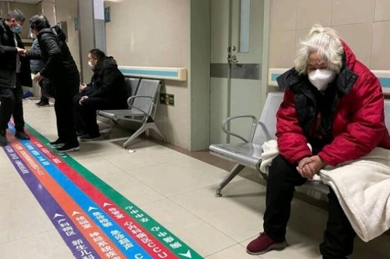 चीन में कोरोना की 'सुनामी'; अस्पतालों के ICU और कॉरिडोर में भीड़ इतनी कि मरीजों को लौटा रहे डॉक्टर