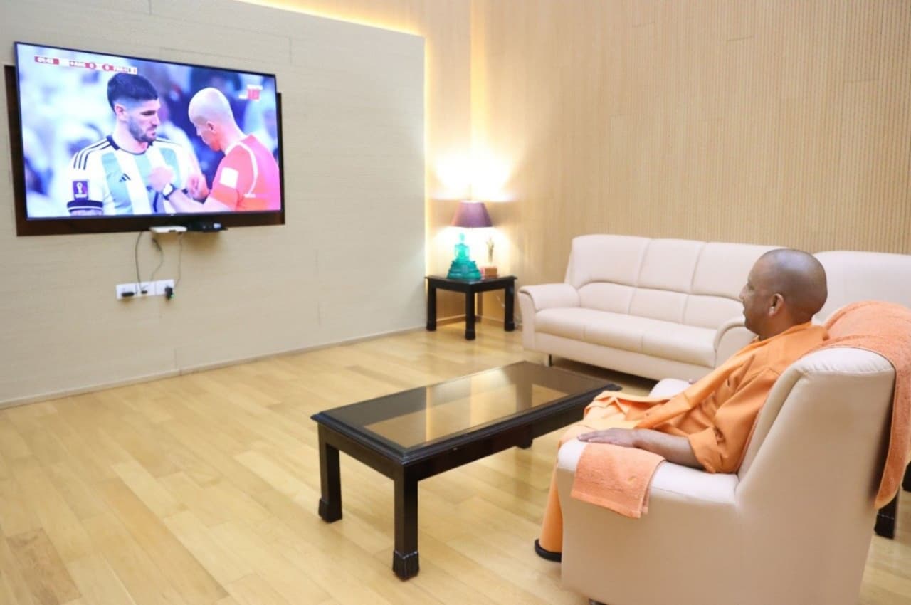FIFA World Cup 2022: सीएम योगी पर भी फुटबॉल की खुमारी, फुल स्क्रीन पर देखा अर्जेंटीना-फ्रांस का फाइनल मैच