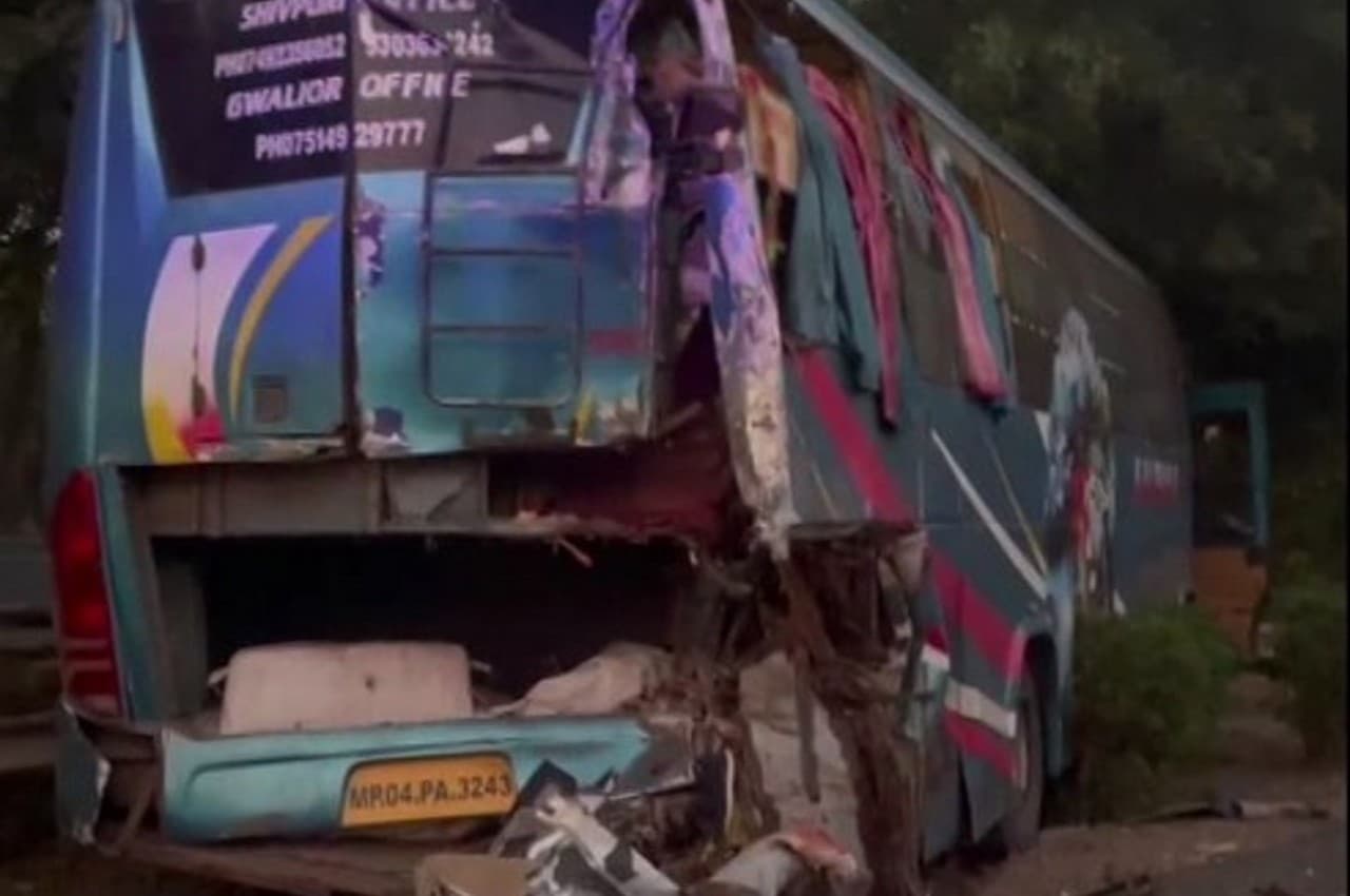 UP Accident News: ग्रेटर नोएडा एक्सप्रेसवे पर दो बसों के बीच जोरदार टक्कर; 3 यात्रियों की मौत, 2 की हालत गंभीर