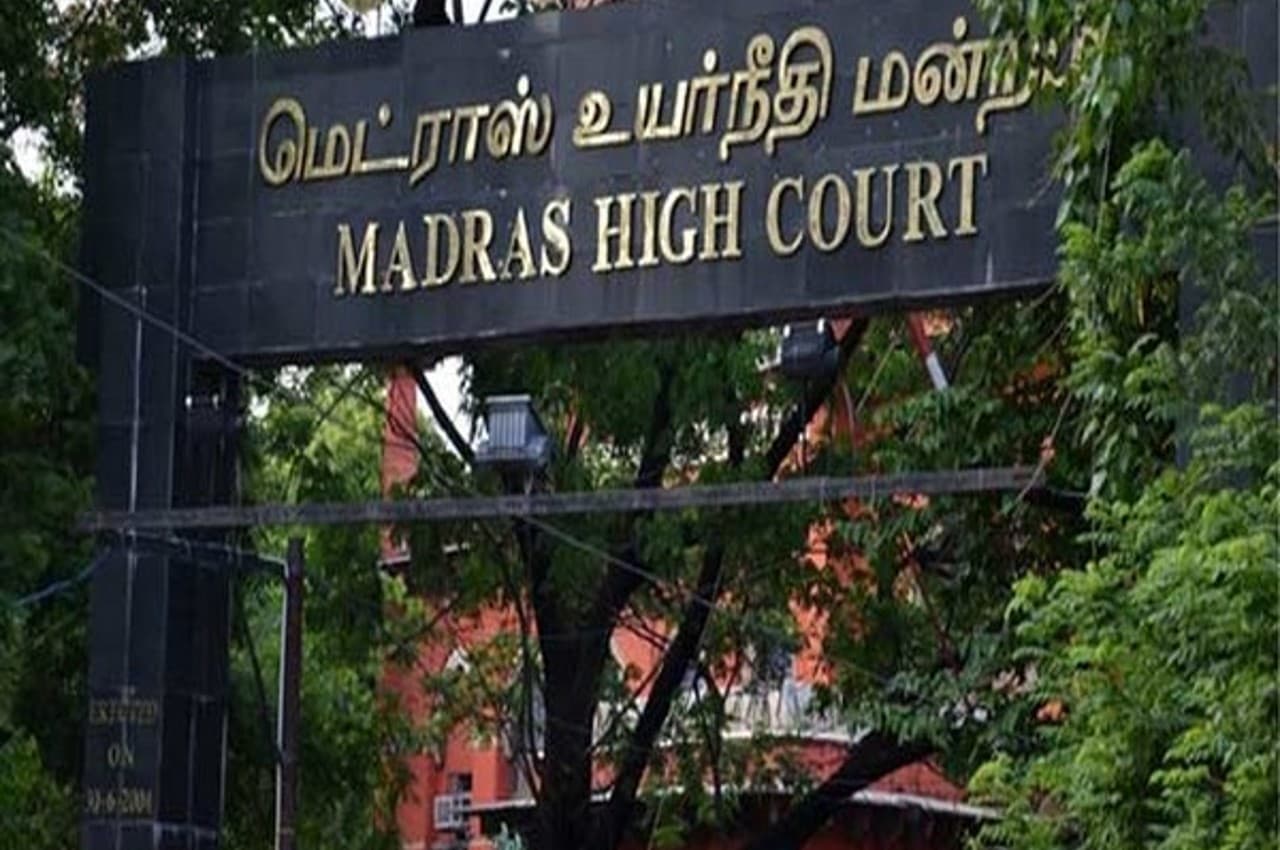 Tamil Nadu Temples: भक्तों की सुरक्षा को लेकर मद्रास HC का फैसला, मंदिर कैंपस में मोबाइल फोन पर लगाया प्रतिबंध