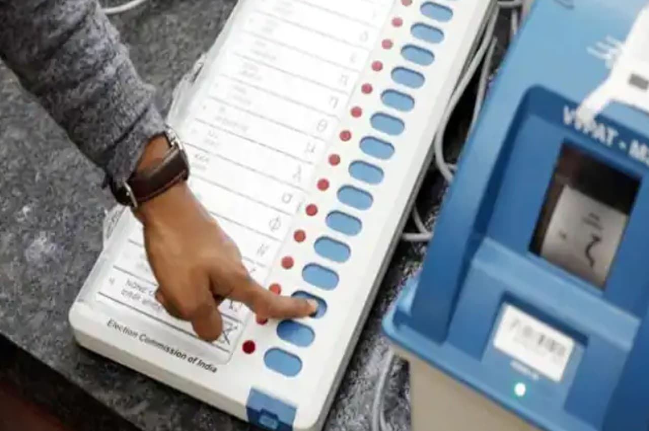 MP News: मध्य प्रदेश में बदल जाएगी पंचायत चुनाव की व्यवस्था, अब EVM का होगा इस्तेमाल