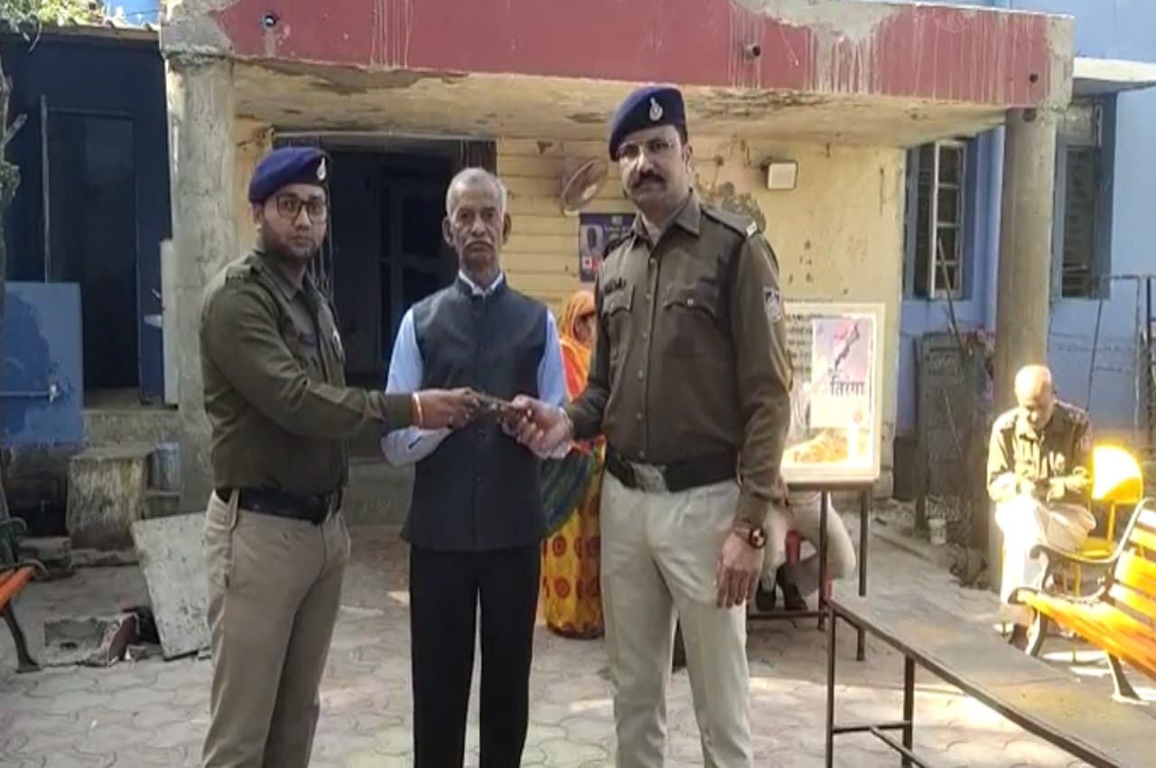 MP पुलिस ने पेश की ईमानदारी की मिसाल, पेट्रोलिंग करते मिली नोटों की गड्डी, फिर किया कुछ ऐसा