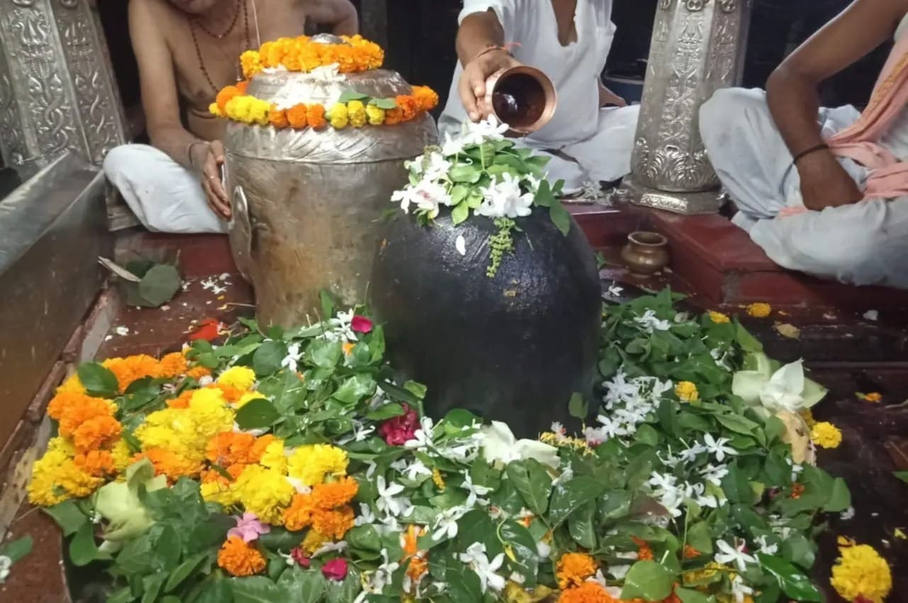 शिवलिंग पर जल चढ़ाने से सब इच्छाएं होंगी पूर्ण, इन लोगों के लिए खास रहेगा 2023