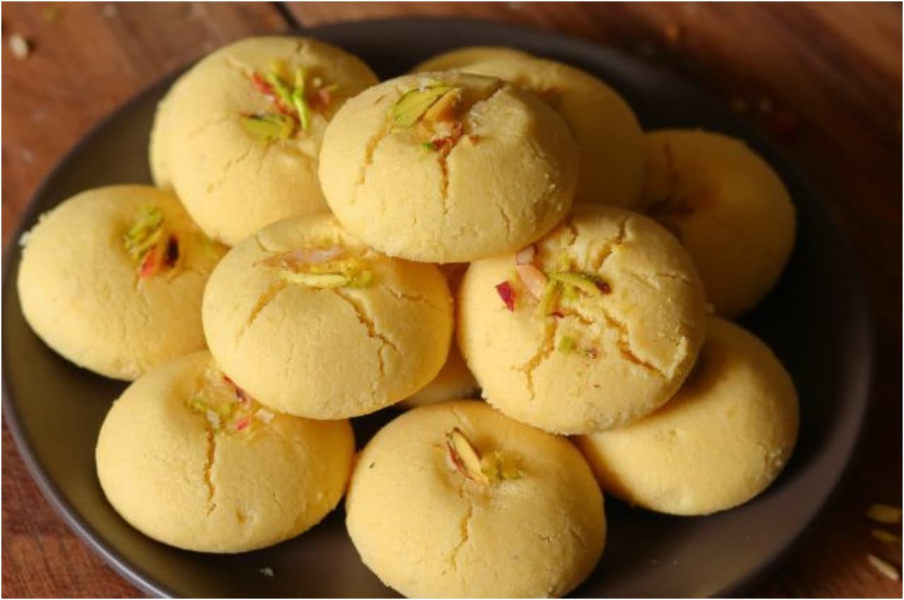 Nankhatai Recipe: घर में मिनटों में तैयार हो जाती है नानखटाई, जानें रेसिपी