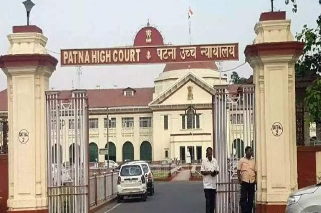 Bihar News: पटना HC ने पुलिस को फटकारा, कहा- तमाशा बना दिया, किसी का भी घर बुलडोजर से तोड़ देंगे?