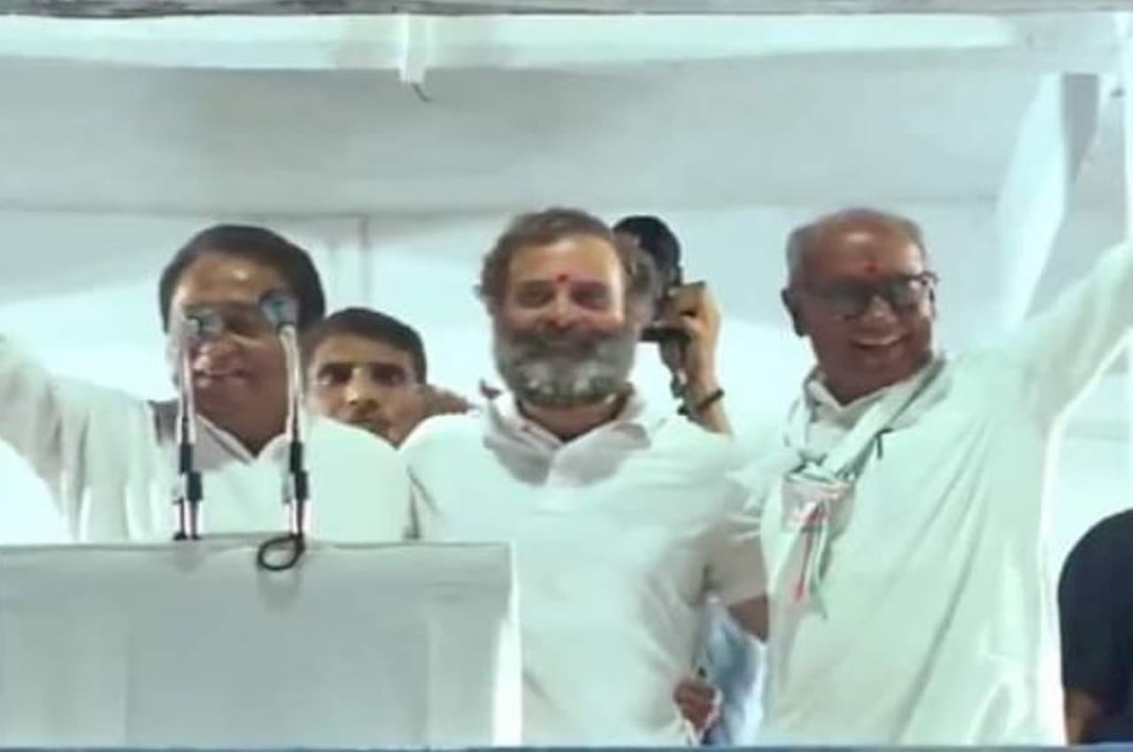 जब राहुल गांधी ने कमलनाथ और दिग्विजय सिंह को मिलाया गले, क्या 2023 के लिए दिया बड़ा संकेत