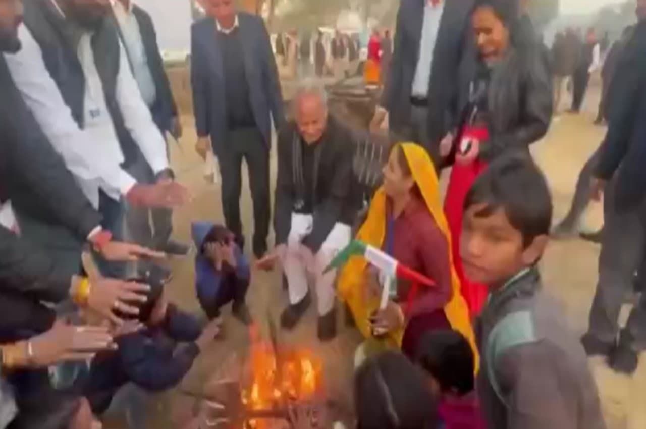 CM गहलोत ने सर्दी में अलाव सेंकते हुए लिया अपनी सरकार का फीडबैक, स्कूल को किया प्रमोट