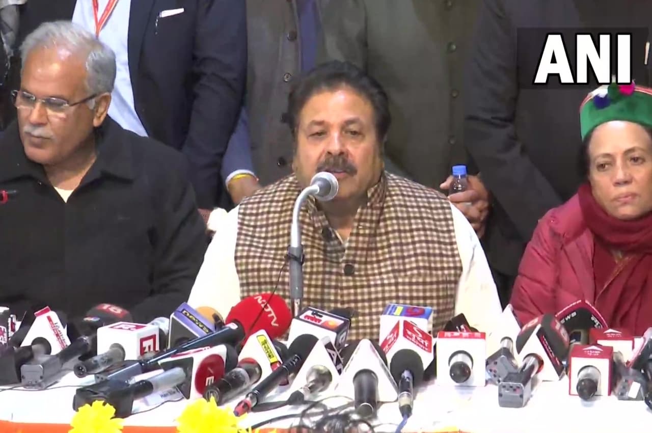 Himachal Pradesh: कांग्रेस विधायक दल की बैठक खत्म, राजीव शुक्ला बोले- CM पद पर हाईकमान लेगा फैसला