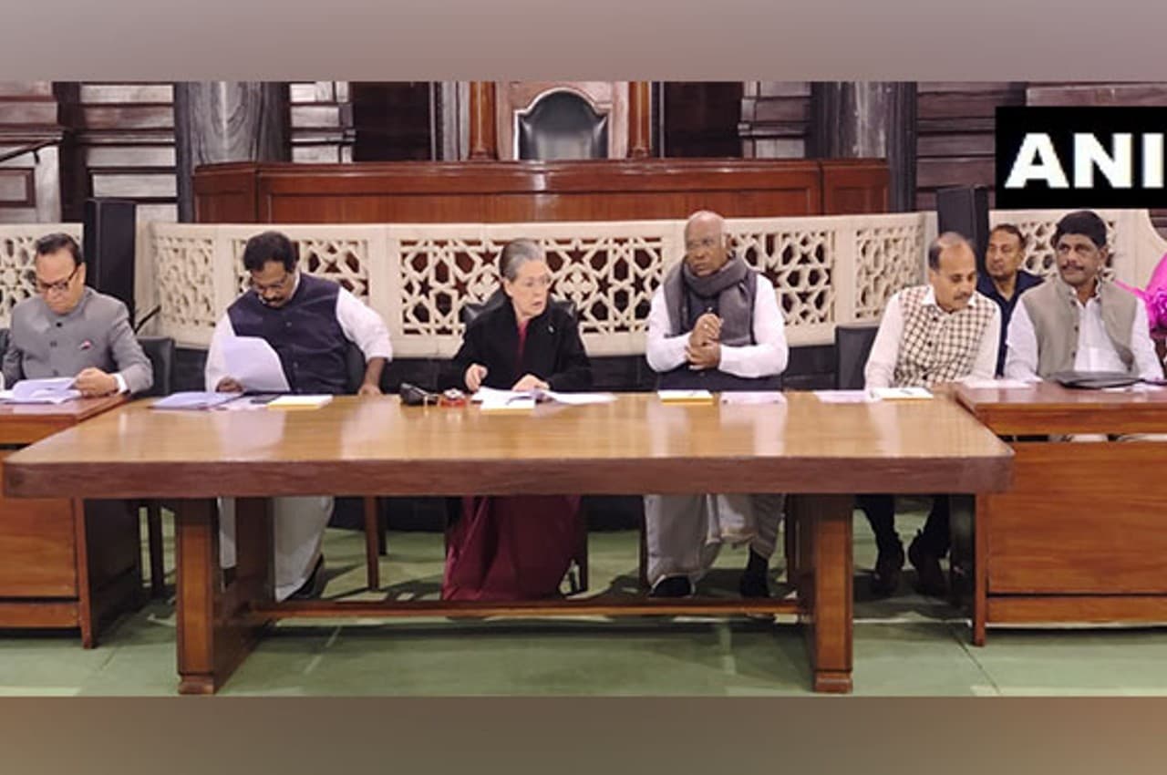'केंद्र सरकार अड़ियल, भारत-चीन सीमा मुद्दे पर चर्चा नहीं करना चाहती', संसदीय दल की बैठक में बोलीं सोनिया गांधी