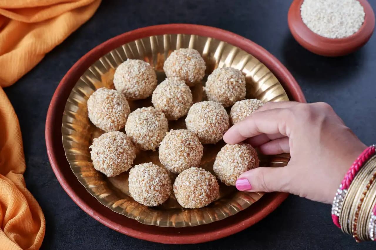 Til Ke Laddu: सर्दी में बनाएं यह हेल्दी लड्डू, बच्चे भी नहीं करेंगे खाने से मना, जानें आसान रेसिपी