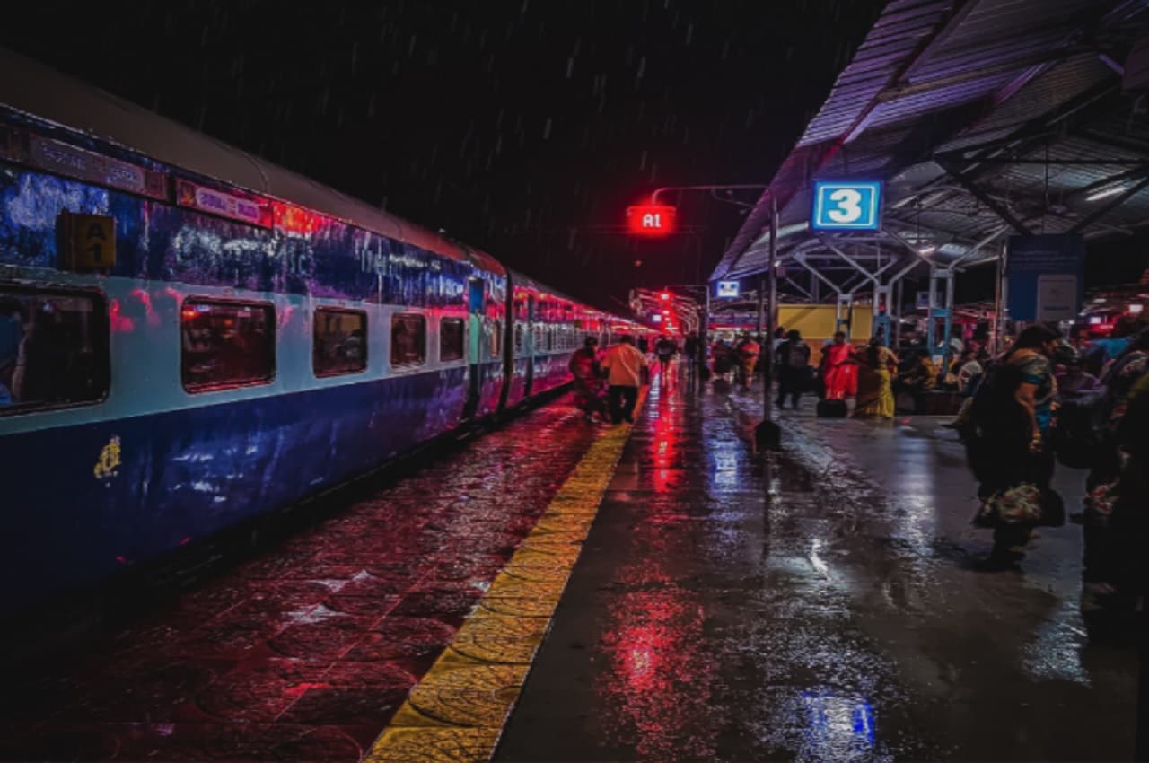 IRCTC issued New Guideline: बड़ी खबर! ट्रेन में बदल गया है रात में सोने का नियम, चेक करें नई गाइडलाइन