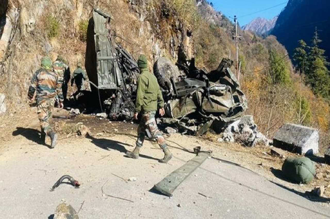 Sikkim Road Accident:  सिक्किम में सेना का ट्रक गहरी खाई में गिरा, 16 जवान शहीद, राष्ट्रपति मुर्मू व पीएम मोदी ने जताया दुख