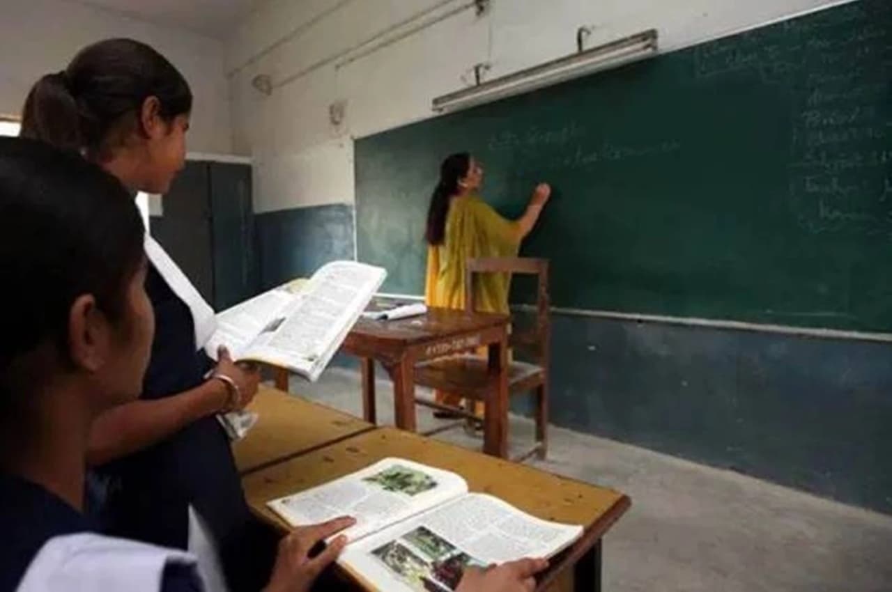 West Bengal: TET परीक्षा का वायरल प्रश्नपत्र नकली, शिक्षा मंत्री ब्रात्य बसु ने किया दावा