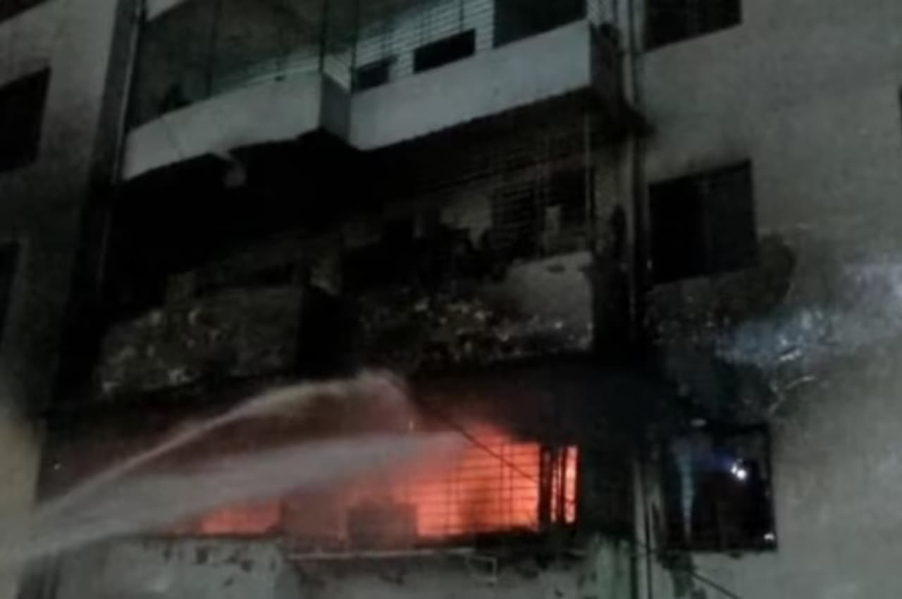 झारखंड: धनबाद के आवासीय इमारत में लगी भीषण आग, कई लोगों के फंसे होने की आशंका