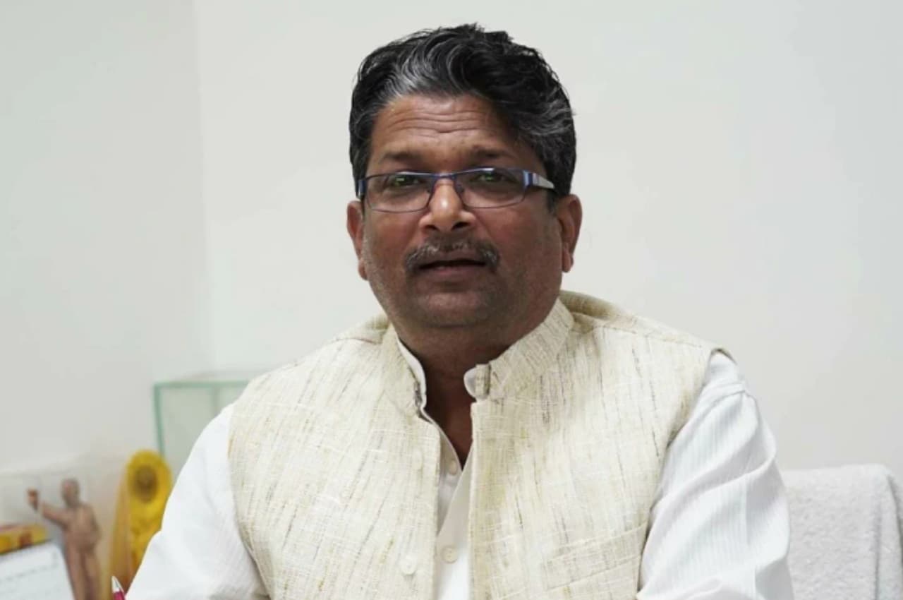 बिहार सरकार के मंत्री आलोक मेहता के बिगड़े बोल, कहा-10 फीसदी आरक्षण वाले अंग्रेजों के दलाल