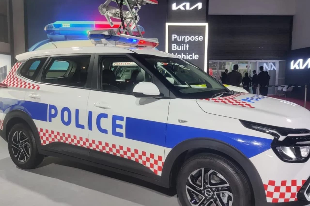 Auto expo 2023: Kia Carens के अंदर लगाया साइरन, डैश कैम मिलेगा कैमरा