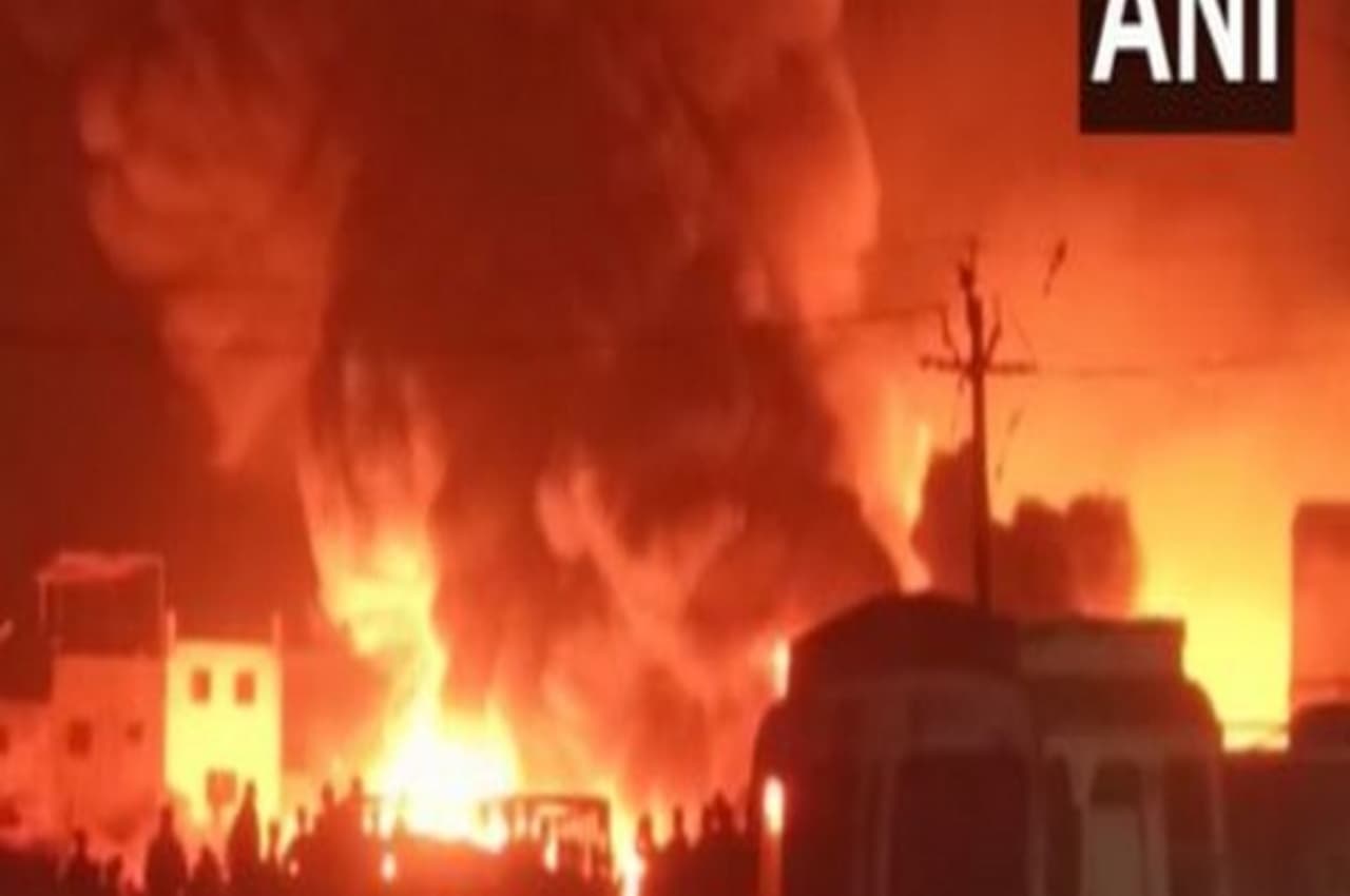 Gujarat: कार शोरुम में भीषण आग, बचाव कार्य जारी
