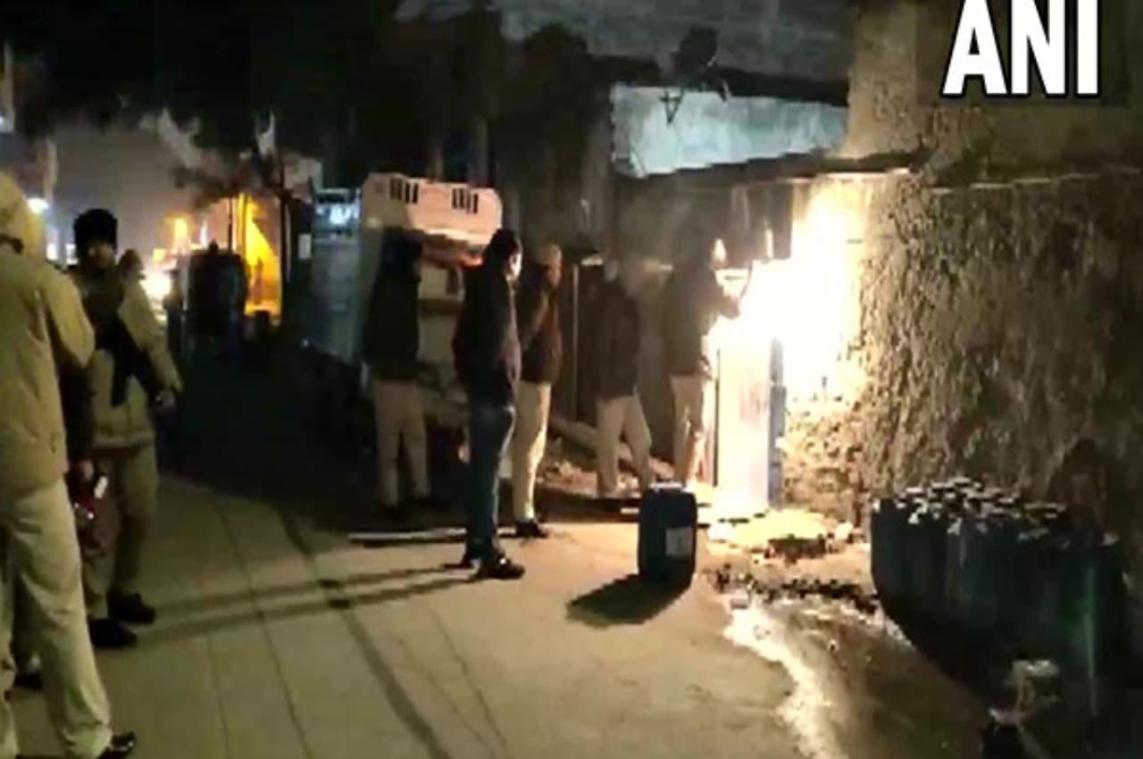 दिल्ली नाले में तीन टुकड़ों में मिला शव, पुलिस बोली-आतंकियों से संपर्क में थे दोनों आरोपी