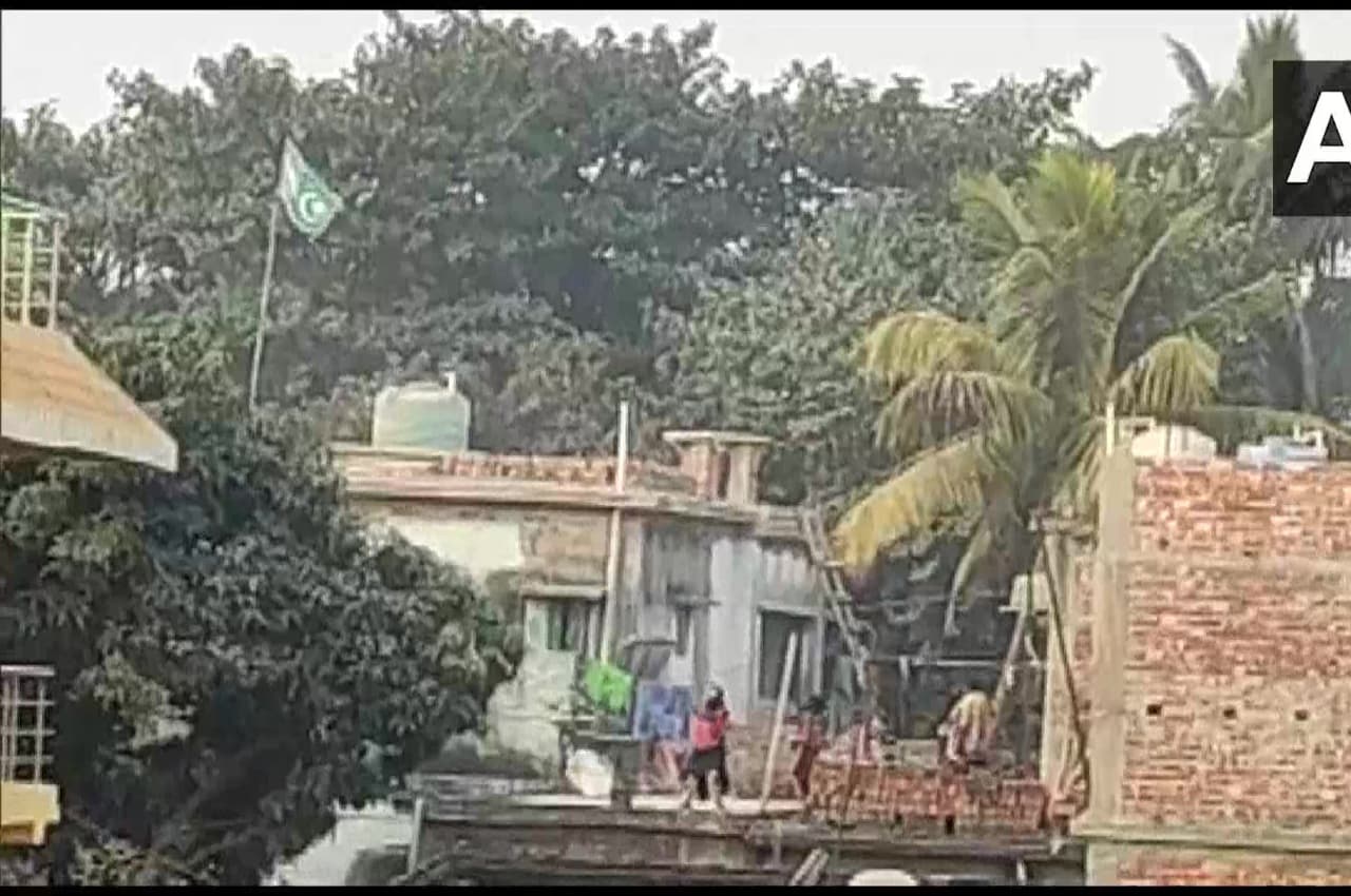 Bihar News: गणतंत्र दिवस पर फहराया पाकिस्तान का झंडा, पूछने पर महिला बोली-पाकिस्तान का झंडा हम कभी नहीं देखे थे