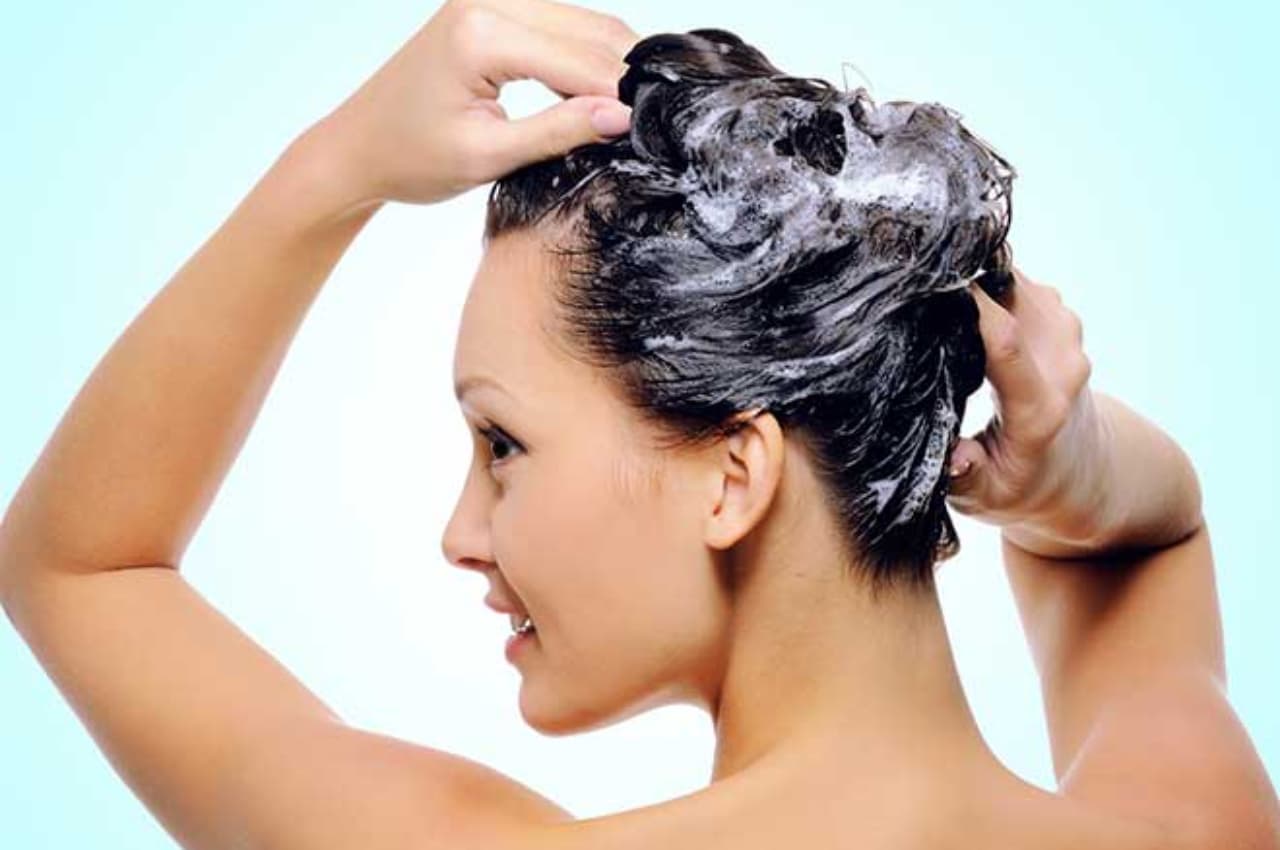 Hair Care Tips: सही तरीके से शैंपू किया तो होंगे काले घने बाल, सब पूछेंगे क्या लगाते हो, जानें तरीका  