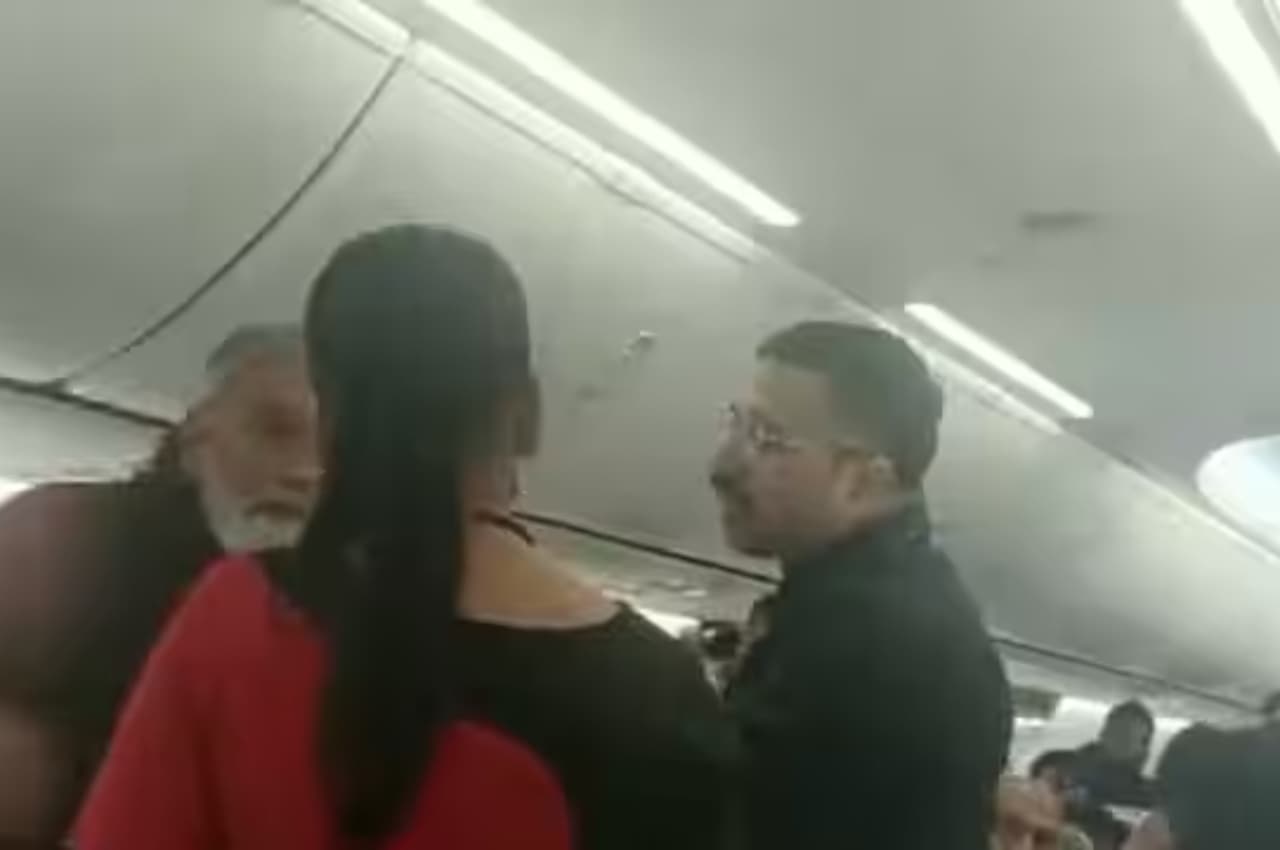 Video: विमान में यात्री ने महिला क्रू मेंबर को छुआ, फिर क्या हुआ, देखें वीडियो