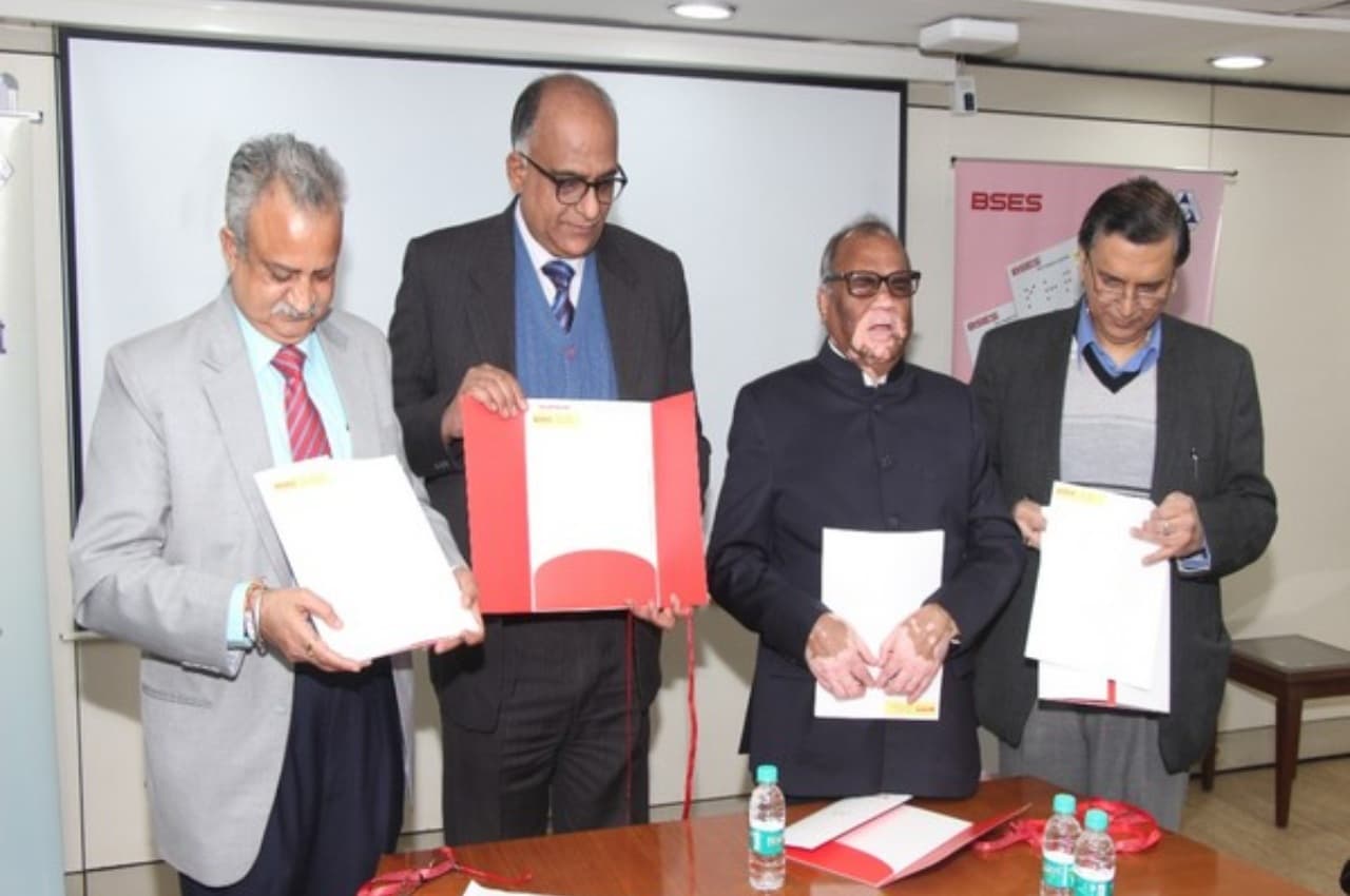 ब्रेल लिपि में बिजली का बिल लॉन्च करते हुए