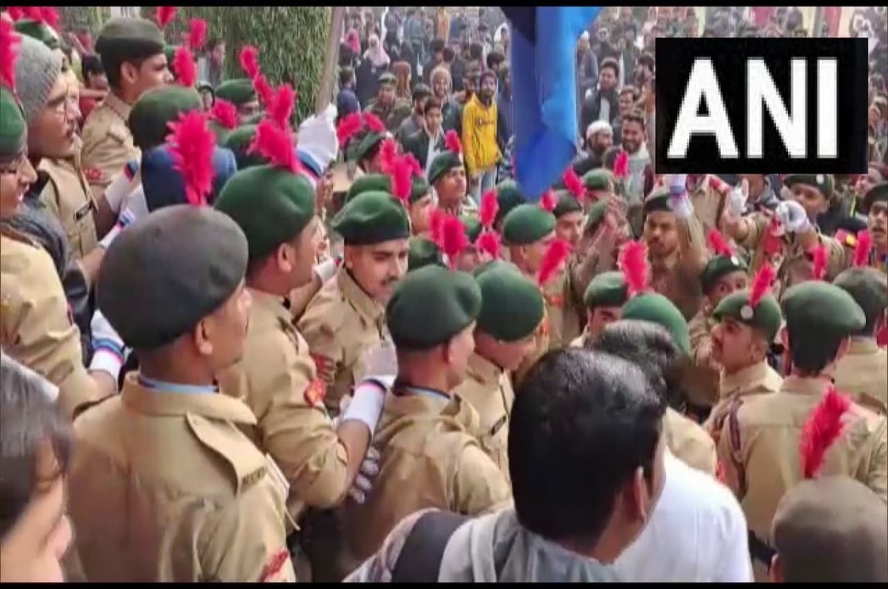 गणतंत्र दिवस पर AMU में लगे विवादित नारे, पुलिस-विवि प्रशासन ने दिए ये आदेश, देखें Viral Video