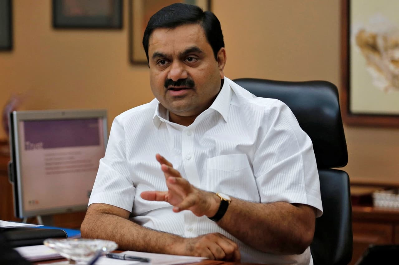 Gautam Adani Net Worth and Stocks: शेयरों में गिरावट से गौतम अडानी की नेटवर्थ फिर गिरी, मालदारों की लिस्ट में इतने पायदान गिरे