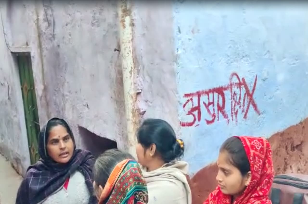Agra House Collapse: जोशीमठ के बाद अब आगरा के 30 घरों पर 'असुरक्षित' लाल निशान, देखें Video