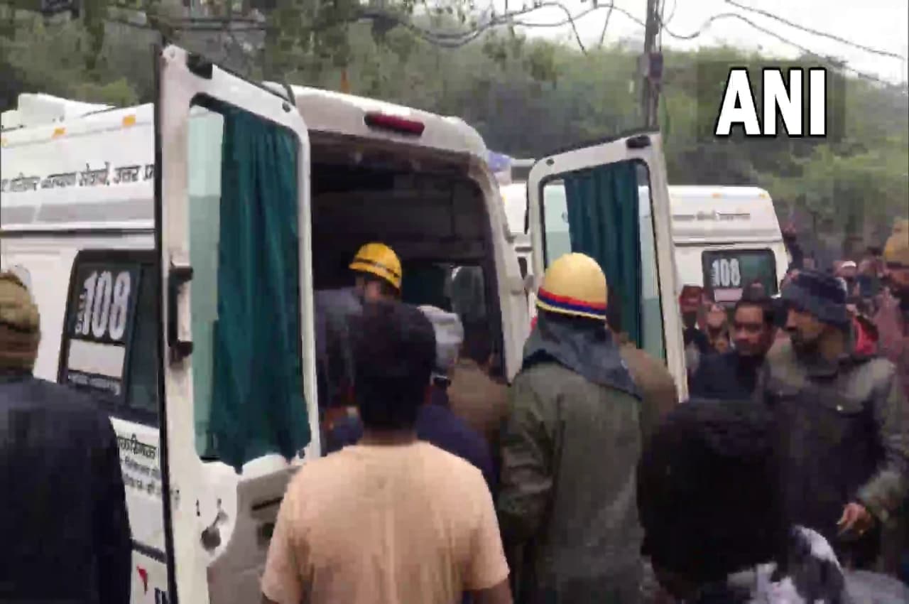 Agra Houses Collapse Update: घायल बच्ची ने तोड़ा दम, पिता-बेटा अस्पताल में लड़ रहे जिंदगी-मौत के बीच जंग