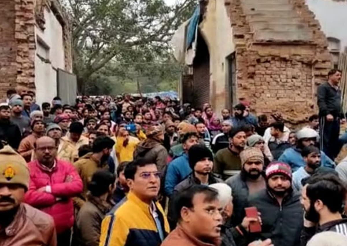 Agra Houses Collapse: खुदाई के दौरान कई जर्जर मकान गिरे, मलबे में लोगों के दबे होने की आशंका
