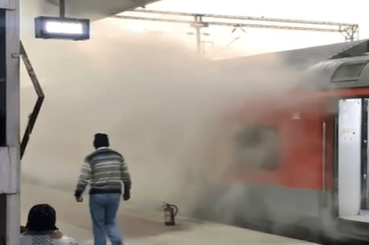 Ajmer News : बोगी में आग से स्टेशन पर अफरा तफरी, टला बड़ा हादसा