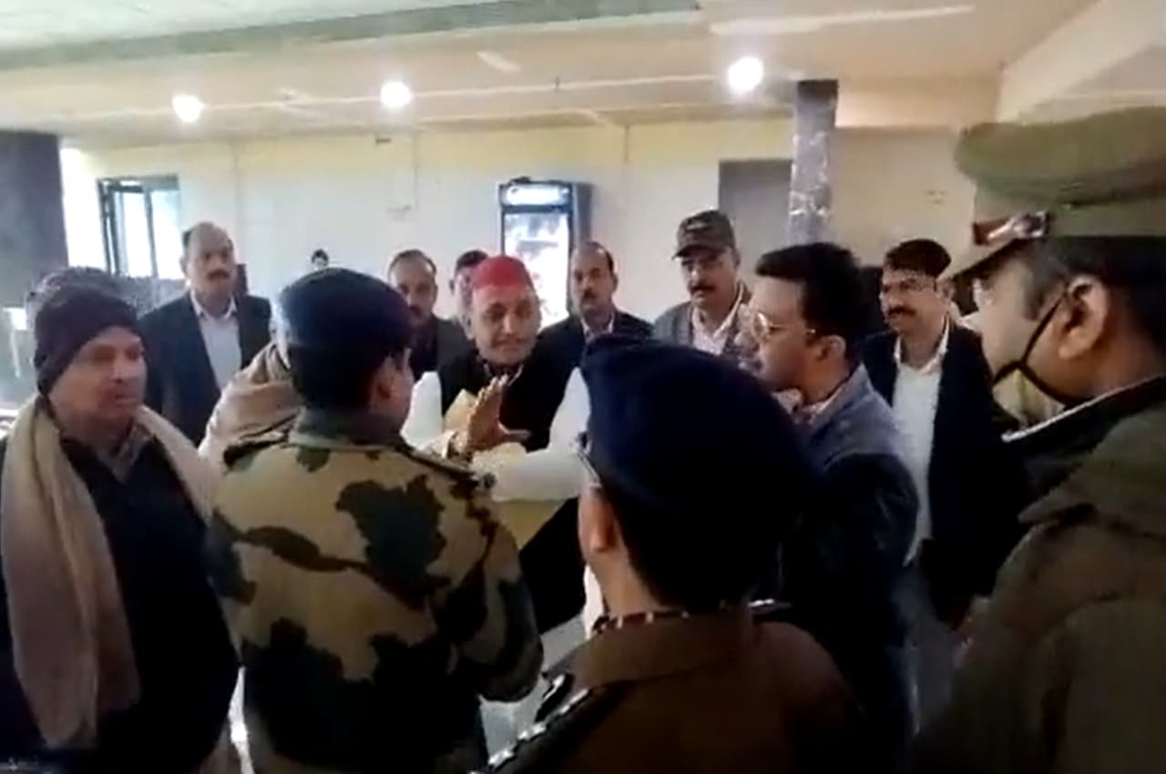पुलिस हेडक्वार्टर पहुंचे अखिलेश यादव, बोले- मैं यहां की चाय नहीं पीयूंगा.. जहर दे दिया तो, मुझे भरोसा नहीं