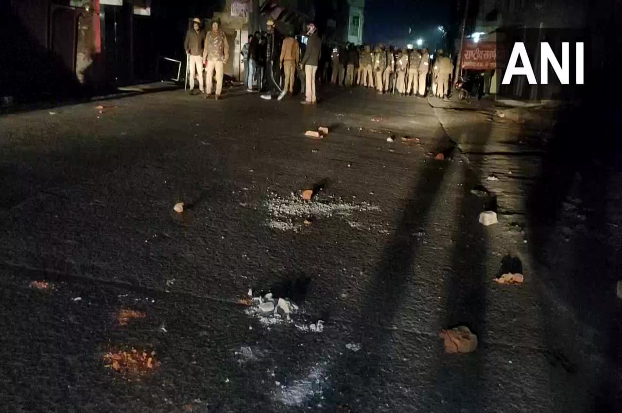Aligarh: मीट खरीदने को लेकर अलीगढ़ में बड़ा बवाल, DM बोले- ये नाम आए सामने, नहीं बचेंगे आरोपी