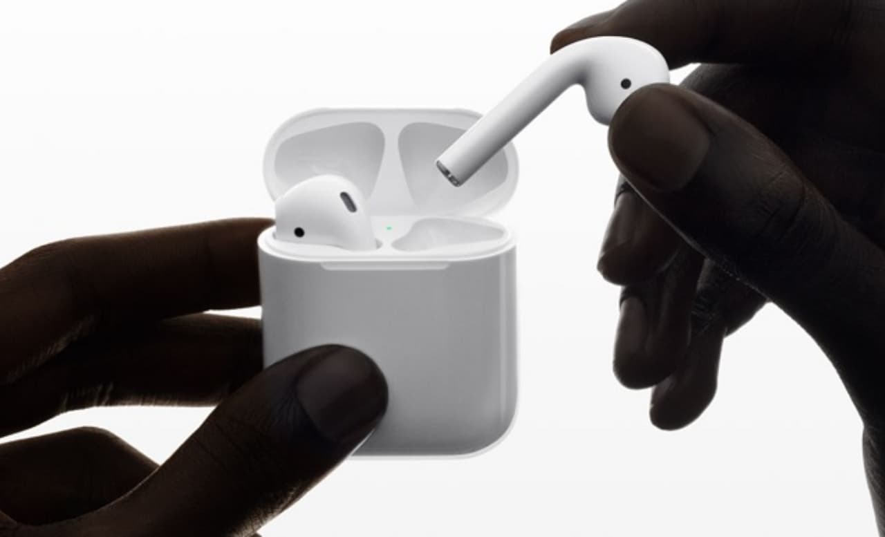 Amazon vs Flipkart Republic Day Sale: गणतंत्र दिवस सेल में सबसे कम कीमत पर कहां मिल रहा है Apple AirPods? यहां जानें...